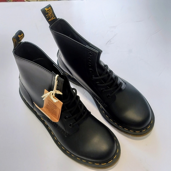 Dr. Martens Women's 1460 Original Eight-Eye Boot. Smooth Leather, Black Size 8 - Picture 2 of 8
